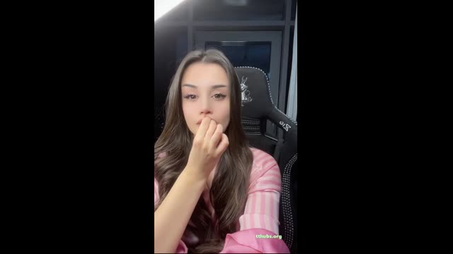 Pembe Pijama Dudak Büzme İfşa — Bigo Naz Türk İfşa