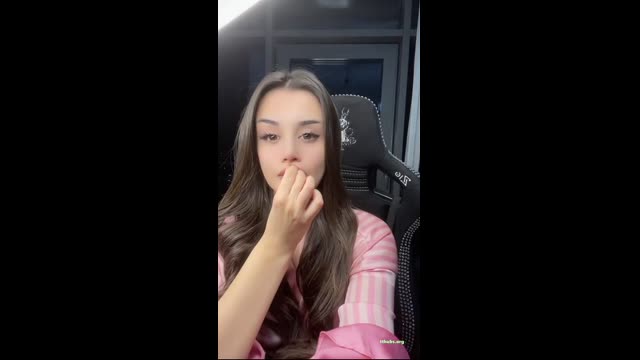 Pembe Pijamayla Koltukta Sallaniyor — Bigo Naz Türk İfşa