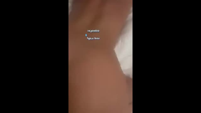 Dudak Opucuk Pozuyla Gösteriyor İfşa — Ceyda Ersoy Türk İfşa